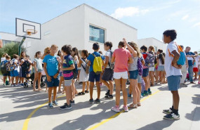 ep escolares del municipio sevillano de tomares a la entrada del colegio al inicio de curso