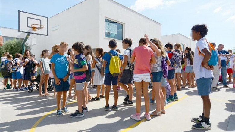 ep escolares del municipio sevillano de tomares a la entrada del colegio al inicio de curso ep escolares del municipio sevillano de tomares a la entrada del colegio al inicio de curso