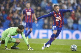 ep fabian orellana de la sd eibar en un partido contra la real sociedad
