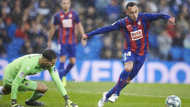 ep fabian orellana de la sd eibar en un partido contra la real sociedad