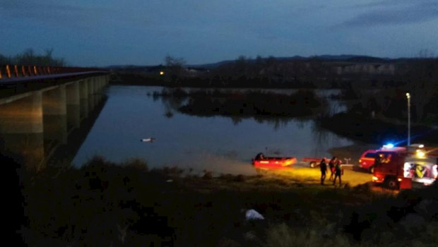 ep fallece una persona al precipitarse su vehiculo por el puente de la carretera a-126 en alagon