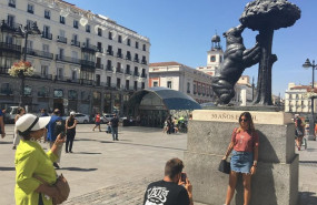 ep fotos de recurso de una turista haciendose fotos en la puerta del sol en madrid