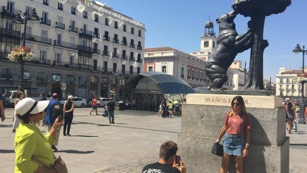 ep fotos de recurso de una turista haciendose fotos en la puerta del sol en madrid