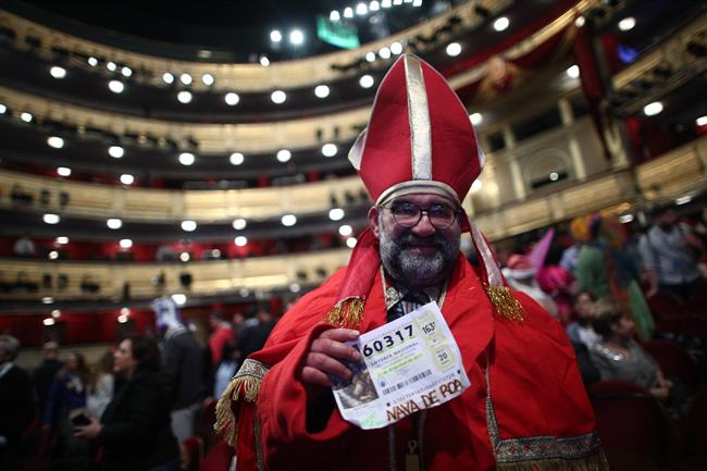Gente espera en el Teatro Real el sorteo de la Lotería de Navidad | EUROPA PRESS ep gente esperateatro realsorteola loterianavidad
