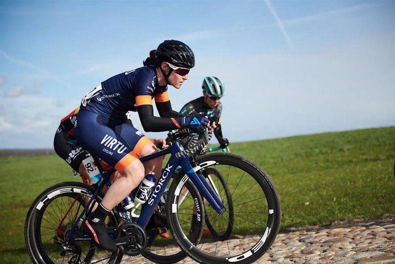 ep la ciclista italiana sofia bertizzolo en competicion