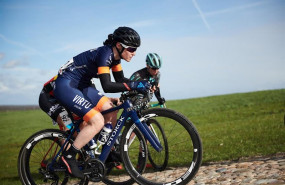 ep la ciclista italiana sofia bertizzolo en competicion