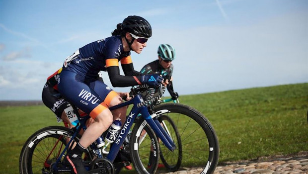 ep la ciclista italiana sofia bertizzolo en competicion
