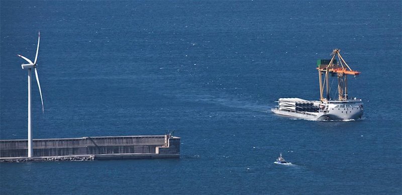ep llegan al puerto de bilbao las palas de los aerogeneradores para el parque eolico que construye