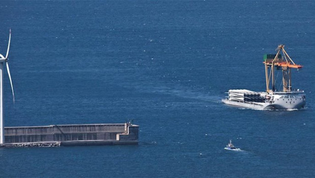 ep llegan al puerto de bilbao las palas de los aerogeneradores para el parque eolico que construye