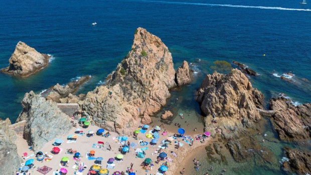 ep numerosas personas disfrutan de un dia de playa en la costa brava a 30 de julio de 2023 en tossa