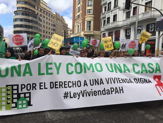 Pancarta de la manifestación organizada por la PAH. | EUROPA PRESS - Archivo ep pancartala manifestacion organizadala pah