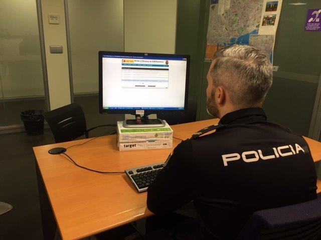 Policía ante un ordenador | POLICÍA NACIONAL - Archivo ep policiaun ordenador