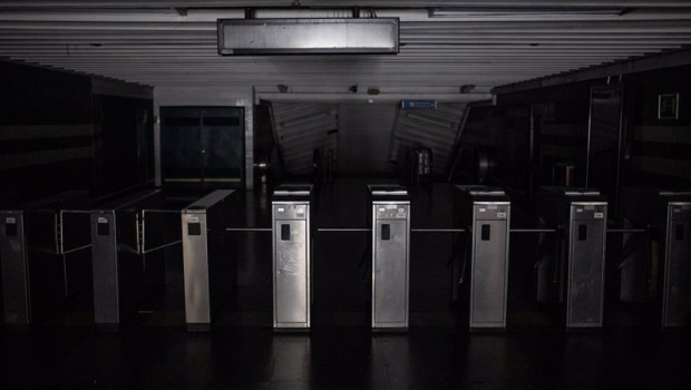ep tornos de una estacion de metro de madrid tras el apagon electrico en madrid espana el 28 de ep tornos de una estacion de metro de madrid tras el apagon electrico en madrid espana el 28 de