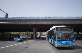 ep un autobus urbano circula junto al conocido como scalextric de la m 30 en puente de vallecas en