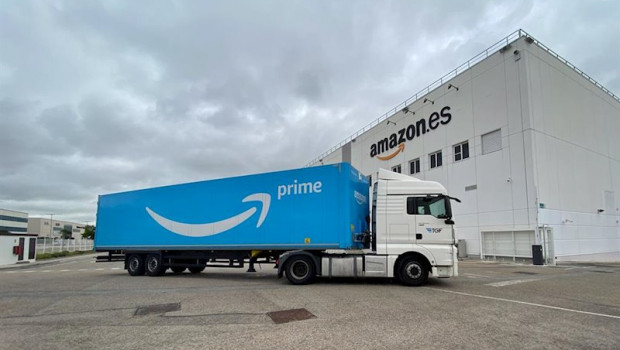 ep un camion llega a las inmediaciones de amazon spain fulfillment la filial logistica del gigante