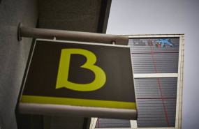 ep un cartel con el simbolo de bankia delante del logo de caixabank