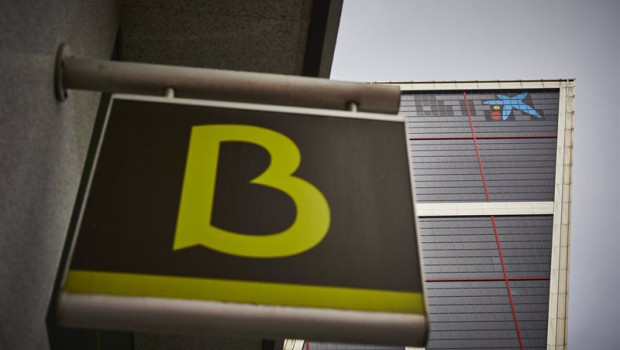 ep un cartel con el simbolo de bankia delante del logo de caixabank
