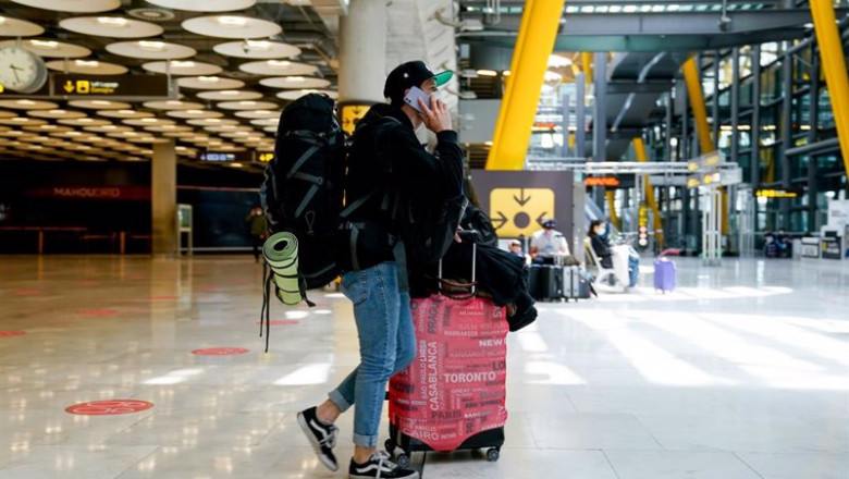 A. Pérez Meca - Europa Press ep un chico con el equipaje en la t4 del aeropuerto adolfo suarez