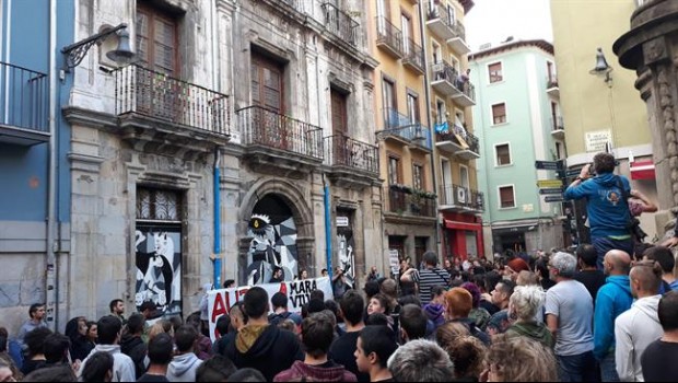 ep un grupojovenes vuelvenocuparpalacio marquesrozalejo