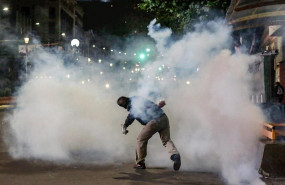 ep un manifestante devuelve el bote de gases lacrimogenos lanzado por la policia en una protesta en