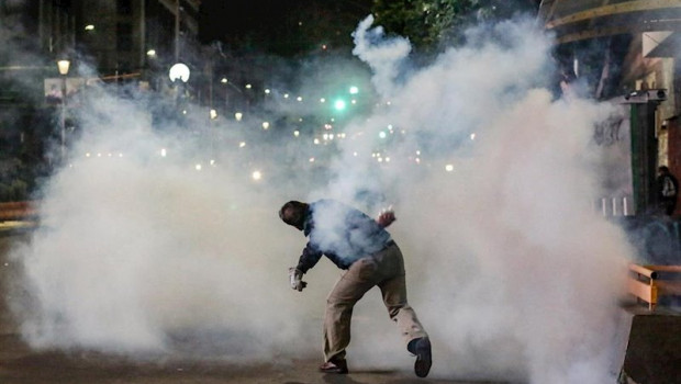 ep un manifestante devuelve el bote de gases lacrimogenos lanzado por la policia en una protesta en