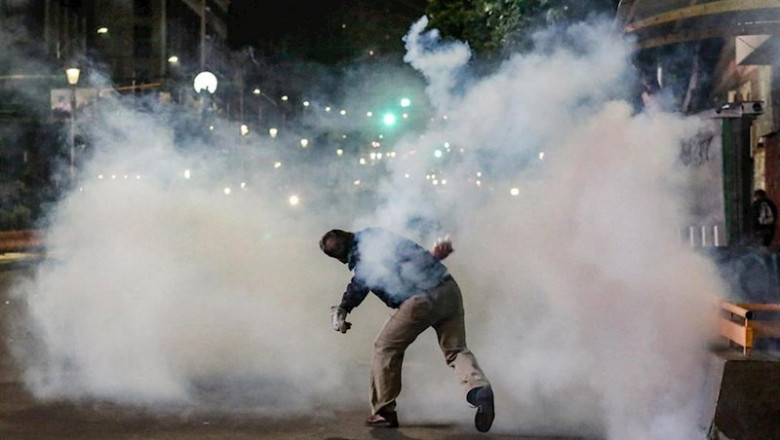 ep un manifestante devuelve el bote de gases lacrimogenos lanzado por la policia en una protesta en