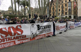 ep un momento de la concentracion llevada a cabo por los hosteleros vascos ante el tribunal superior