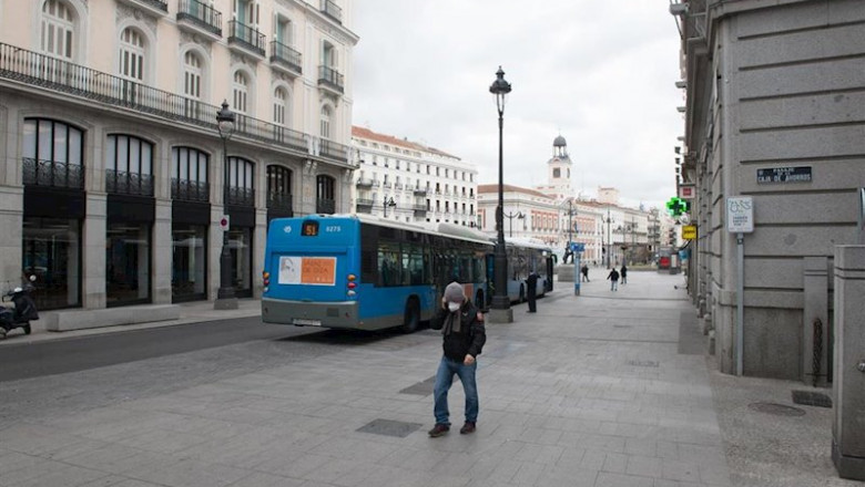 Una persona con mascarilla anda por la calle Calle Alcalá junto a la turística Puerta del Sol madrileña vacía durante el estado de alarma decretado por el coronavirus, en Madrid (España), a 16 de marzo de 2020. | Joaquin Corchero / Europa Press ep una persona con mascarilla anda por la calle calle alcala junto a la turistica puerta del sol