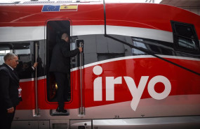 ep una persona entra en el tren iryo la su llegada a la estacion de valncia joaquin sorolla desde
