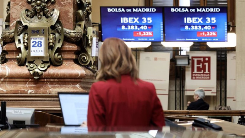 ep valores del ibex 35 en los paneles del palacio de la bolsa de madrid a 28 de febrero de 2022 en 20220309151207