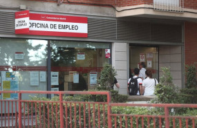 ep varias personas hacen cola en una oficina de empleo a 2 de junio de 2026 en madrid espana