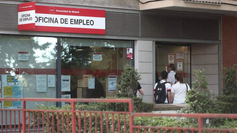 ep varias personas hacen cola en una oficina de empleo a 2 de junio de 2026 en madrid espana