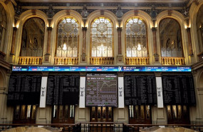 ep varios paneles del ibex 35 en el palacio de la bolsa a 3 de mayo de 2022 en madrid espana