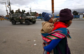ep vehiculos militares en la localidad boliviana de el alto para vigilar el confinamiento y las