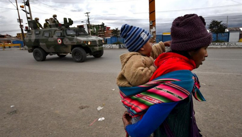 ep vehiculos militares en la localidad boliviana de el alto para vigilar el confinamiento y las