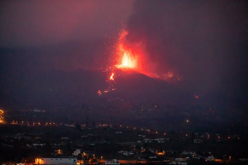 La lava del volcán de La Palma ralentiza su avance tras una semana desde la erupción