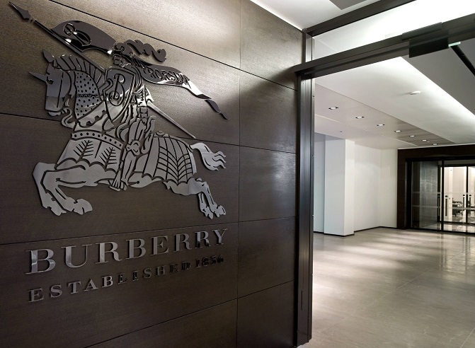 Burberry sufre en bolsa pese a aumentar un 3% las ventas en el último trimestre