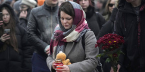 des russes sont venus nombreux hier se recueillir devant le crocus city hall en hommage aux victimes de l attentat