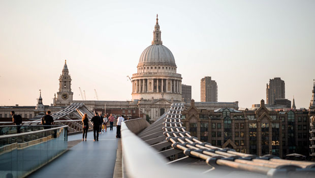 dl ville de londres cathédrale st paul pont du millénaire faire la navette piétons tamise mile carré quartier financier commerce finance travailler unsplash