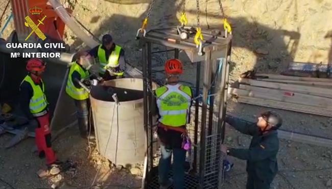 Agentes de la Guardia Civil trabajan en el pozo de Totalán (Málaga) para rescata | GUARDIA CIVIL ep agentesla guardia civilenpozototalan malaga para rescata