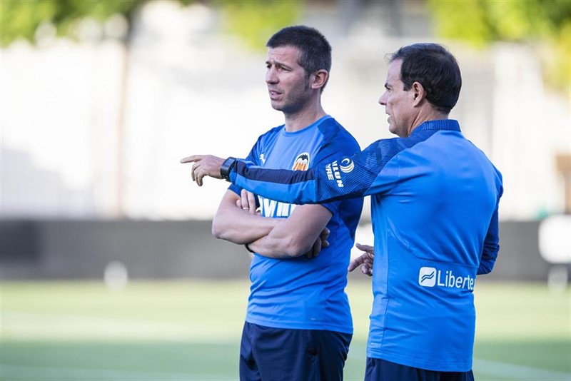 ep albert celades dirige su primer entrenamiento como tecnico del valencia