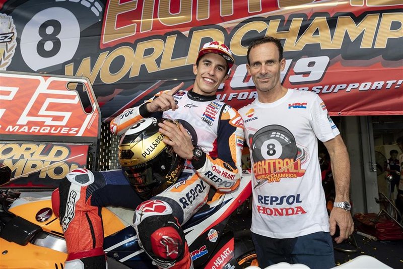 ep alberto puig junto a marc marquez tras la conquista del titulo en tailandia