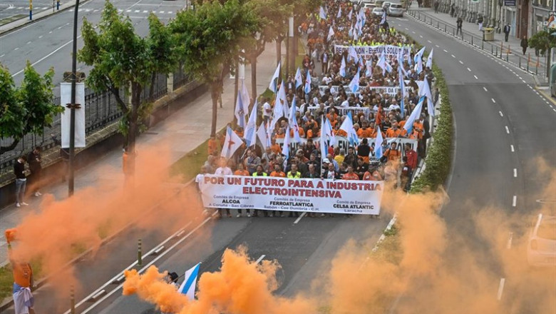 AMP.- Cerca de mil personas urgen en A Coruña al Gobierno un precio competitivo de la energía para electrointensivas | M. Dylan - Europa Press ep amp- cercamil personas urgena corunagobiernoprecio competitivola energiaelectrointensivas