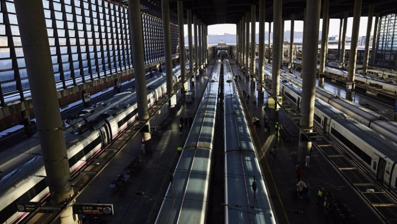 Archivo - Andén con trenes del AVE, en la Estación de Madrid-Puerta de Atocha, en Madrid (España) | Jesús Hellín - Europa Press - Archivo ep archivo - anden con trenes del ave en la estacion de madrid-puerta de atocha en madrid espana