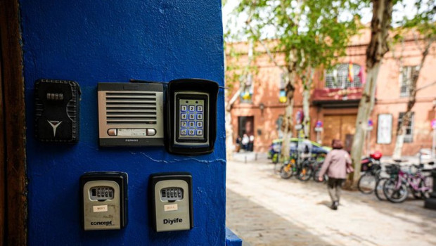 ep archivo   candados de los apartamentos turisticos en el centro de sevilla a 02 de abril de 2024