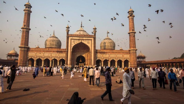 ep archivo delhi india october 27 a woman begs for alms as indian muslims mingle after ep archivo delhi india october 27 a woman begs for alms as indian muslims mingle after