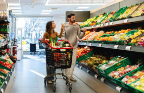 ep archivo   dos personas comprando fruta en un supermercado