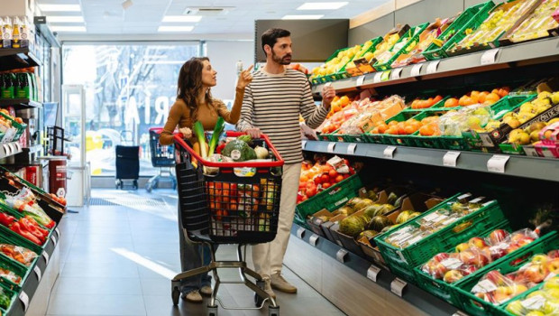 ep archivo   dos personas comprando fruta en un supermercado
