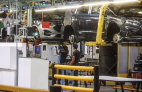 ep archivo   dos trabajadores con un vehiculo en la fabrica de ford en almussafes