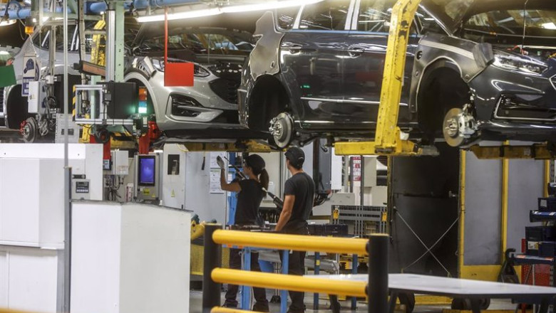 ep archivo dos trabajadores con un vehiculo en la fabrica de ford en almussafes ep archivo dos trabajadores con un vehiculo en la fabrica de ford en almussafes